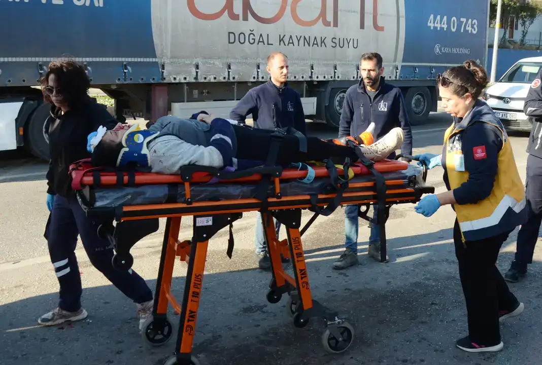 Gedik Kavşağı’nda Şiddetli Çarpışma: Eşi Teselliye Geldi 3